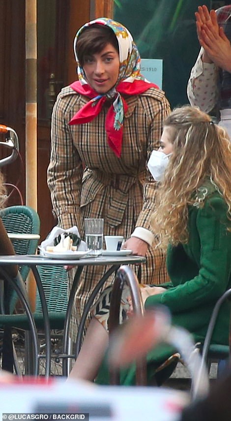 40289356-9345859-Portrayal_She_teased_a_hint_of_leg_as_she_transformed_into_Patri-a-157_1615378319937-–-kopia