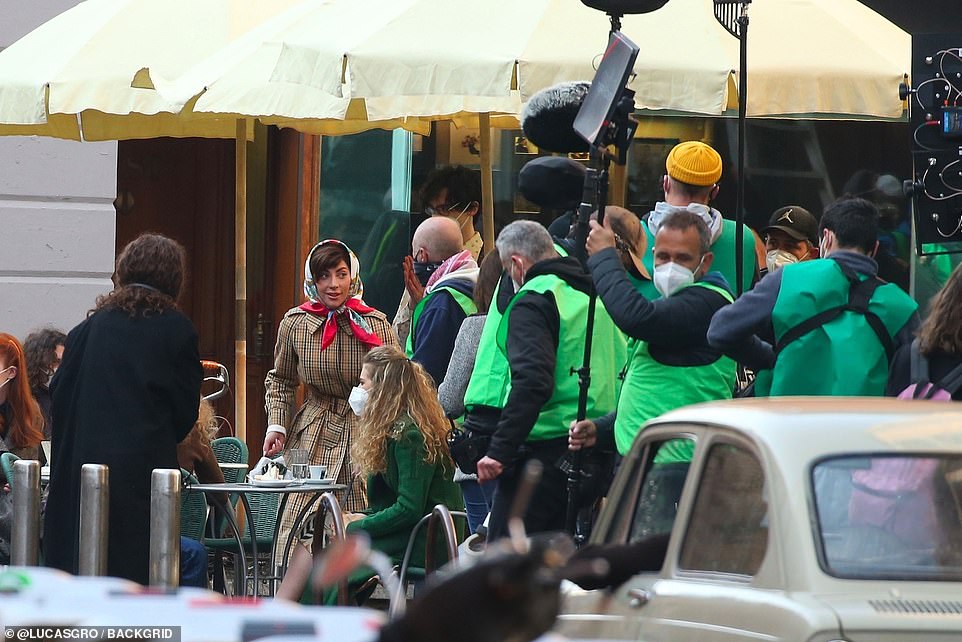 40291942-9345859-All_eyes_on_her_Gaga_was_joined_by_a_legion_of_crew_staff-a-78_1615377362218-–-kopia