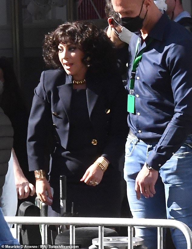 Lady-Gaga-cheerfully-looks-like-black-widow-Patrizia-Reggiani-on